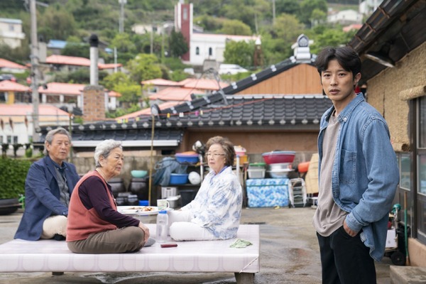 『最後のピクニック』© 2024 LOTTE ENTERTAINMENT &　ROCKET FILM All Rights Reserved.