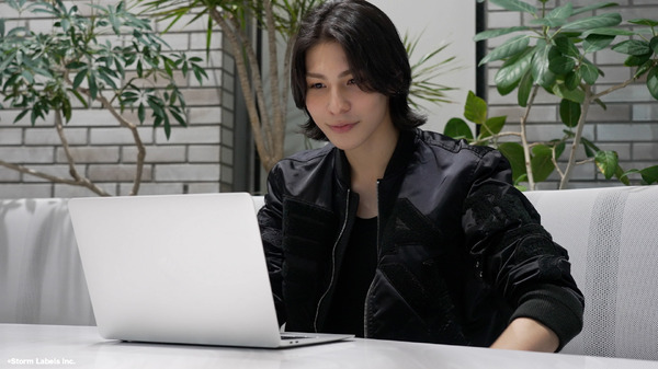 「ラウール On The Runway」©Storm Labels Inc.