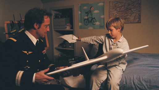 『チャーリーとパパの飛行機』 -(C) 2005 FID&Eacute;LIT&Eacute; FILMS – AKKORD FILM PRODUKTION – FRANCE 3 CINEMA – PATHE DISTRIBUTION/WISEPOLICY