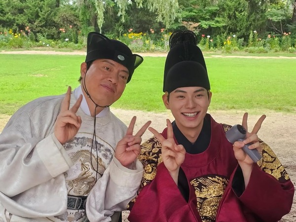 劇中ではあり得ない…『暴君のシェフ』出演俳優が“和気あいあい”オフショット公開「共に苦労した仲」【PHOTO】