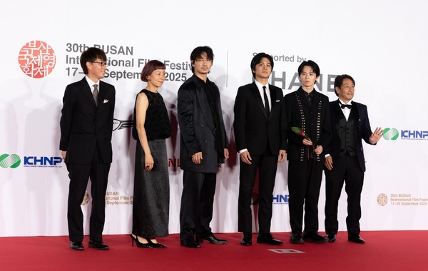 釜山国際映画祭レッドカーペット『愚か者の身分』©2025 映画「愚か者の身分」製作委員会