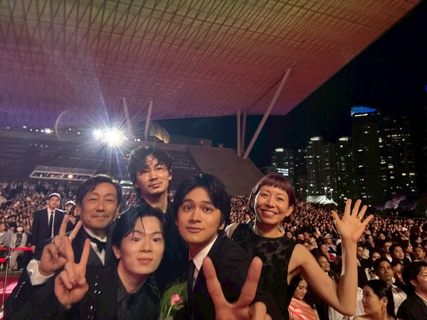 釜山国際映画祭レッドカーペット『愚か者の身分』©2025 映画「愚か者の身分」製作委員会