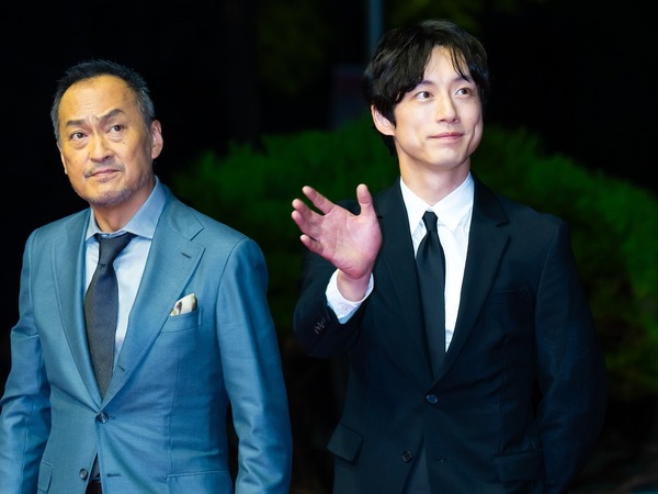 坂口健太郎、釜山に電撃登場。韓国メディアも心配する「ある変化」【PHOTO】