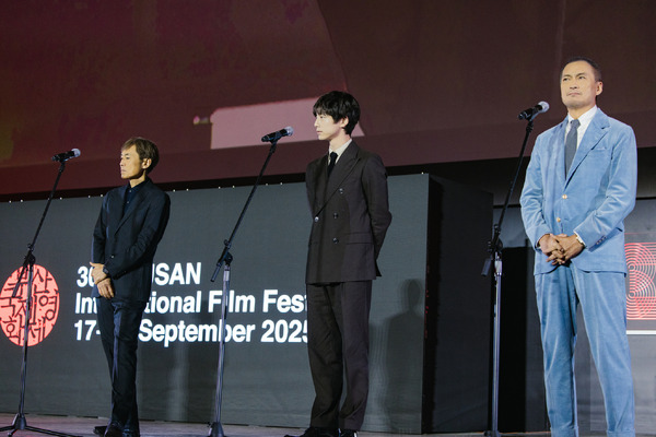 『盤上の向日葵』釜山ワールドプレミア上映　©2025映画「盤上の向日葵」製作委員会