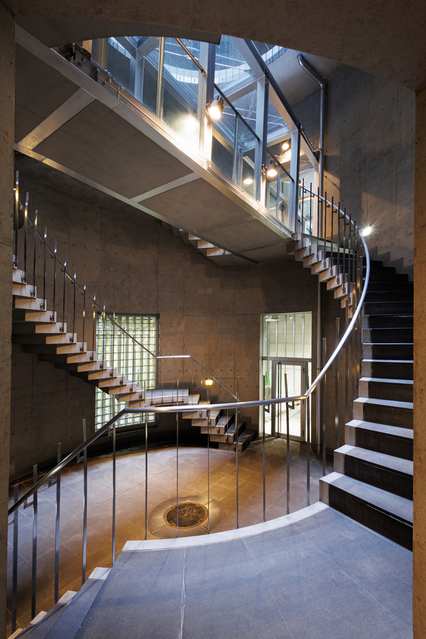 「CineMalice シネマリス」階段