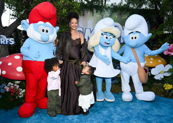 スマーフと記念撮影するリアーナと子供たち Photo by Michael Buckner/Variety via Getty Images