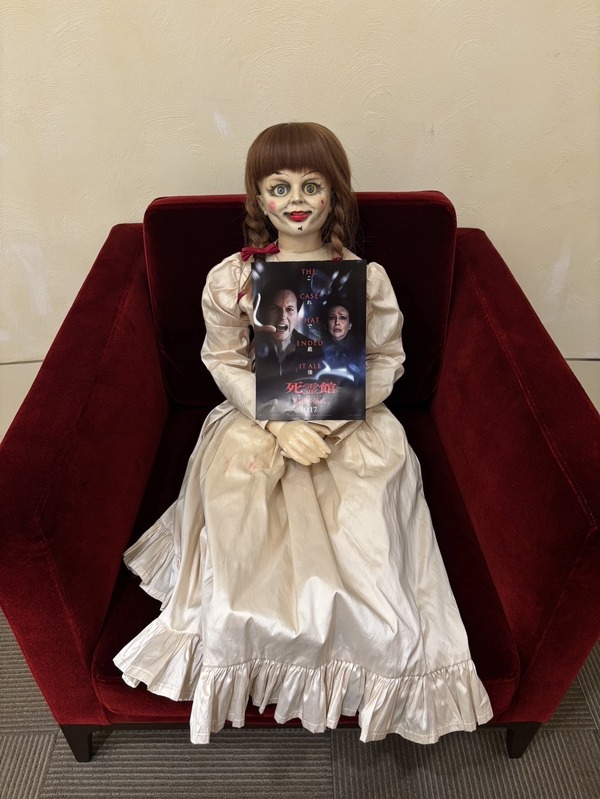 一日店長「呪いの人形・アナベル」展示
