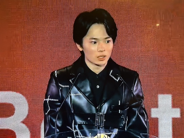 釜山授賞式　『愚か者の身分』©2025 映画「愚か者の身分」製作委員会