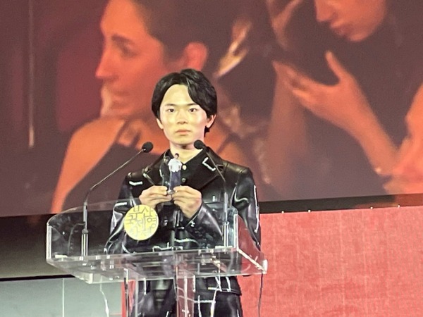 釜山授賞式　『愚か者の身分』©2025 映画「愚か者の身分」製作委員会