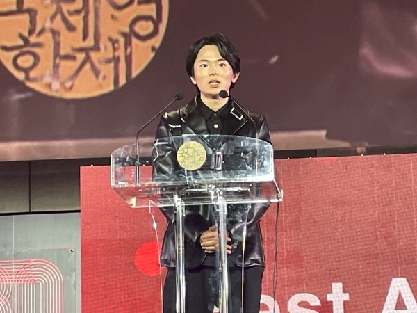 釜山授賞式　『愚か者の身分』©2025 映画「愚か者の身分」製作委員会