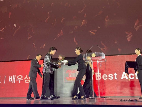 釜山授賞式　『愚か者の身分』©2025 映画「愚か者の身分」製作委員会