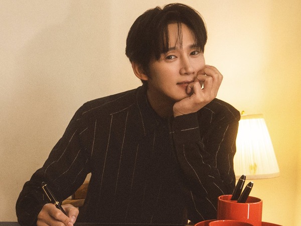 パク・ソンフンが“PRESTIGE Hong Kong”9月号カバーで放つ圧倒的存在感