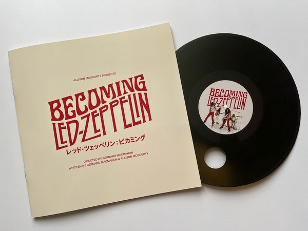 パンフレットとうちわ『レッド・ツェッペリン：ビカミング』©2025 PARADISE PICTURES LTD.　　