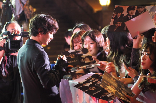 染谷将太『爆弾』レッドカーペット