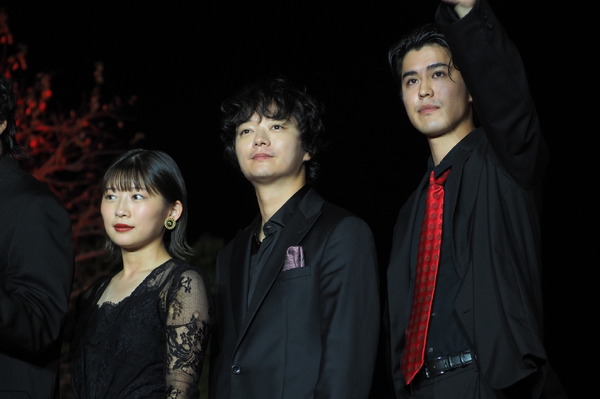 『爆弾』レッドカーペット