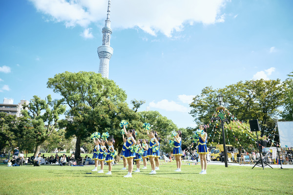 昼間は区内の団体によるダンスや音楽ステージも