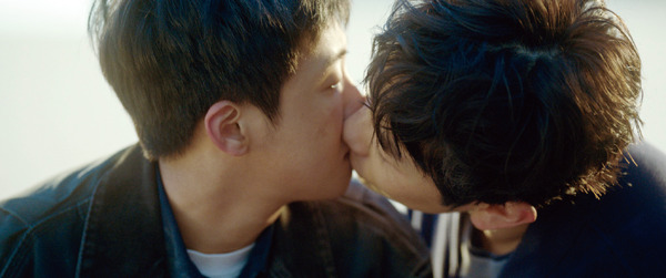 『あの時、愛を伝えられなかった僕の、３つの“もしも”の世界。』©Lewis Pictures All Rights Reserved