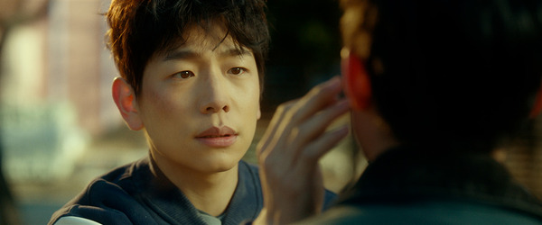 『あの時、愛を伝えられなかった僕の、３つの“もしも”の世界。』©Lewis Pictures All Rights Reserved