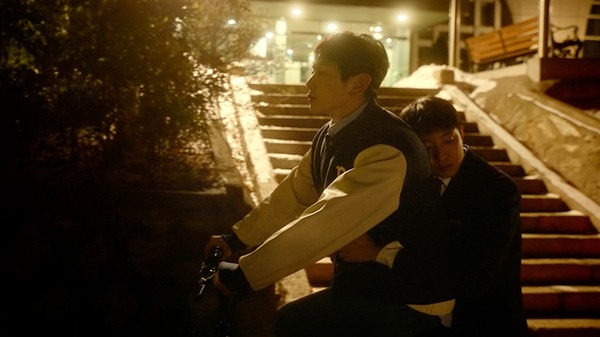 『あの時、愛を伝えられなかった僕の、３つの“もしも”の世界。』©Lewis Pictures All Rights Reserved