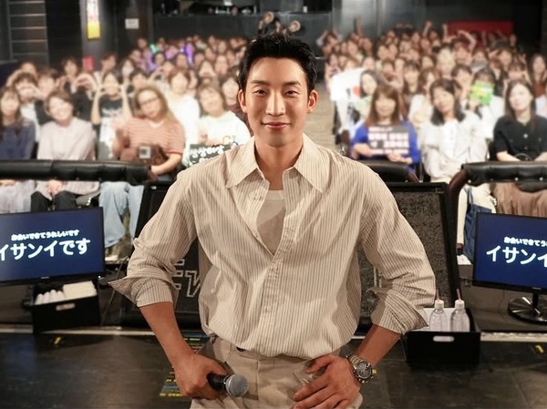 イ・サンイが “全席完売” 日本ファンミーティングで魅力を発揮！「誇りに思える俳優に…」