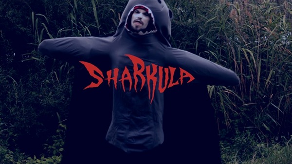 『シャーキュラ：独逸』© 2016 Ghostshit Productions