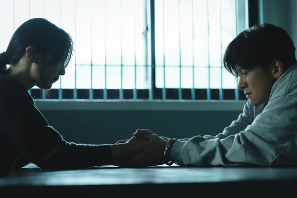 「捏造された都市」(C)2025 Disney and its related entities