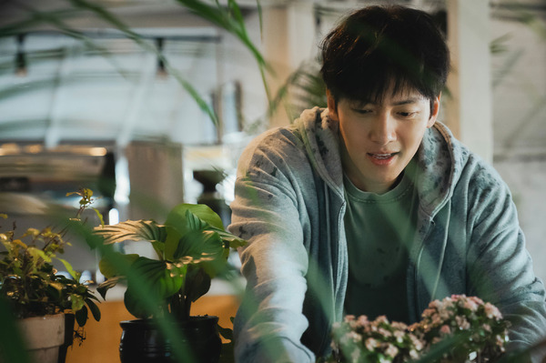 「捏造された都市」(C)2025 Disney and its related entities