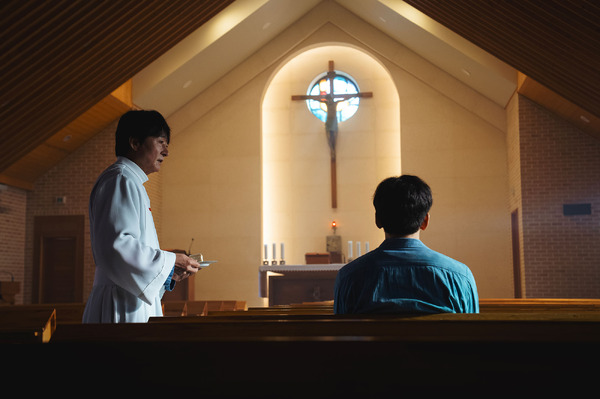 「捏造された都市」(C)2025 Disney and its related entities