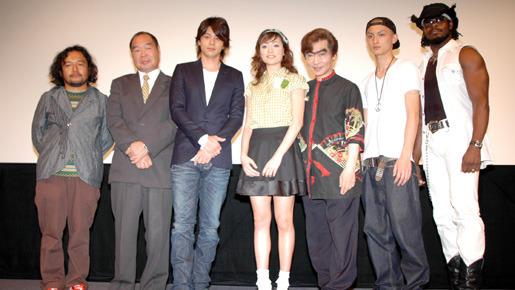 『逃亡くそたわけ』完成披露試写会にて　（左から）本橋監督、ガッツさん、吉沢さん、美波さん、我修院さん、高良さん、アッカさん