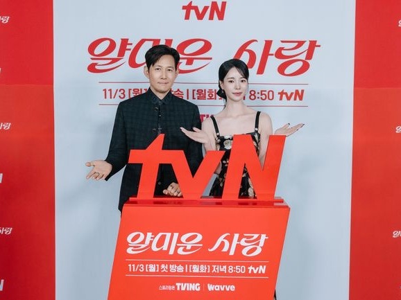 イ・ジョンジェ、“18歳年下”女優にいじられながら撮影？「僕が年上なのに、何で…」