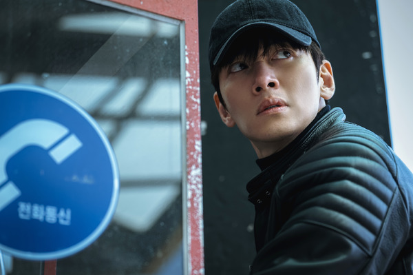 「捏造された都市」(C)2025 Disney and its related entities