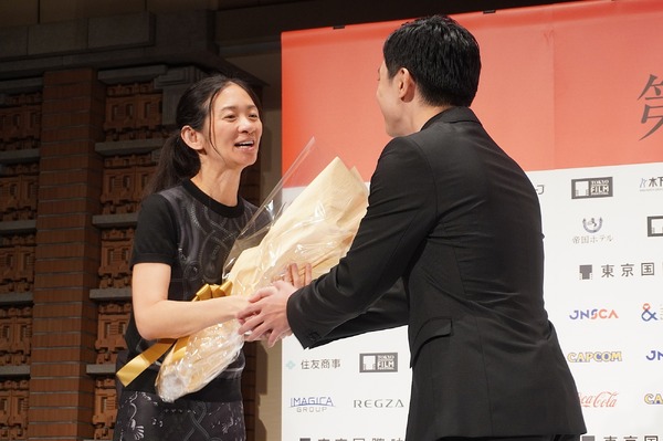 クロエ・ジャオ監督、吉沢亮／第38回東京国際映画祭の「黒澤明賞」授賞式