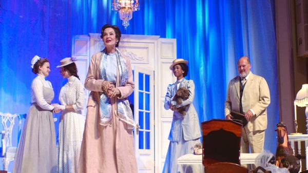 『喝采』©2024 Crazy Legs Features LLC