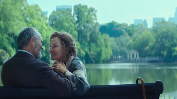 『喝采』©2024 Crazy Legs Features LLC