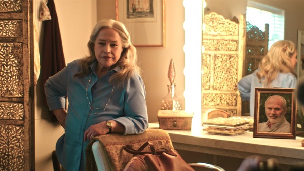 『喝采』©2024 Crazy Legs Features LLC