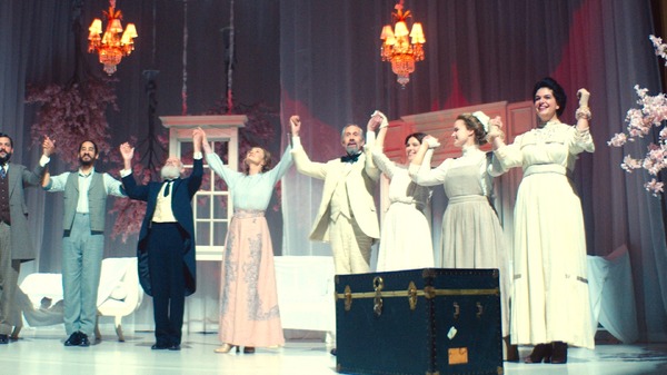 『喝采』©2024 Crazy Legs Features LLC