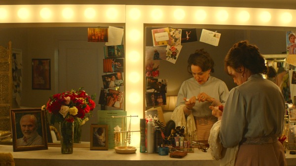 『喝采』©2024 Crazy Legs Features LLC