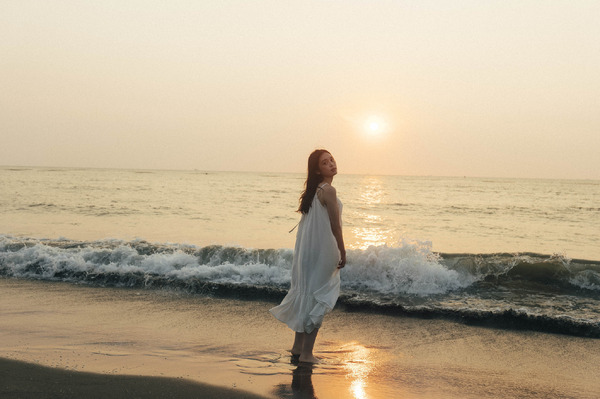 「高石あかりファースト写真集 幻灯」（東京ニュース通信社刊） 撮影／横山マサト