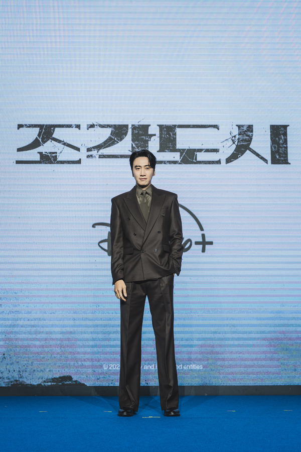 「捏造された都市」(c) 2025 Disney and its related entities