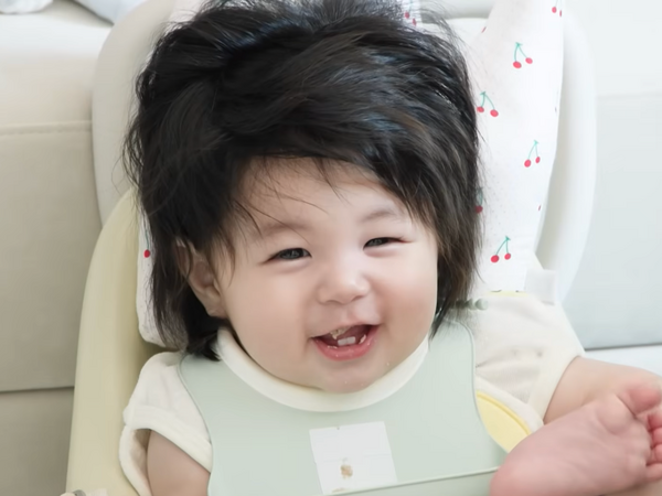 俳優シム・ヒョンタクの愛息ハルちゃん、BTS風ヘアに挑戦!?「こんなに毛量の多い赤ちゃんは初めて」