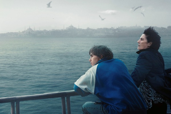 『CROSSING　心の交差点』© 2023 French Quarter Film AB, Adomeit Film ApS, Easy Riders Films, RMV Film AB, Sveriges Television AB