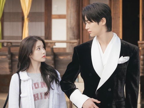 IUとビョン・ウソクの2ショット解禁!! 主演ドラマは2026年上半期に公開へ