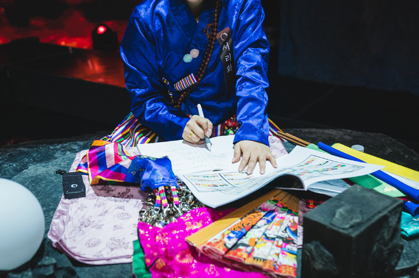 「占い師たちの運命バトル」©2025 Disney and its related entities