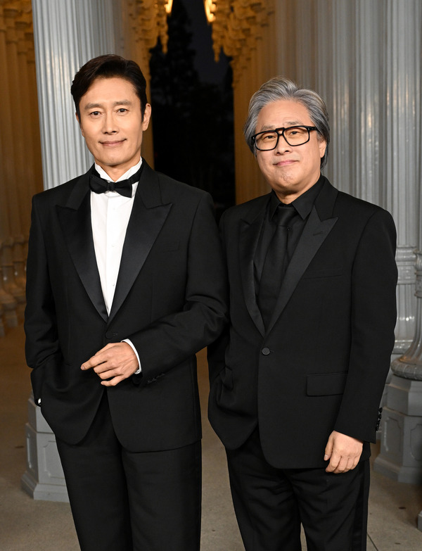 イ・ビョンホンとパク・チャヌク監督　Photo by Gilbert Flores/Variety via Getty Images