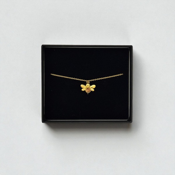 グッズ第2弾「ぶんぶん蜂ネックレス」