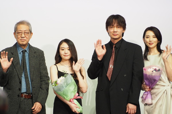 『星と月は天の穴』完成披露上映会