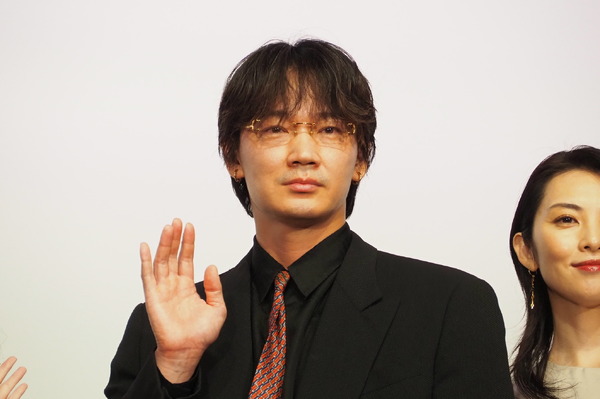 綾野剛『星と月は天の穴』完成披露上映会