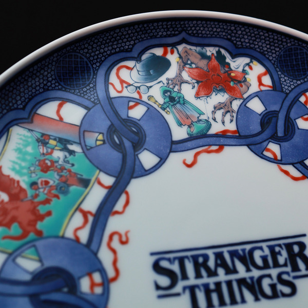 色絵宝尽文　サイズ：φ23.5×H2.1cm価　格：15,000円(16,500円)　Netflixシリーズ「ストレンジャー・シングス 未知の世界」× MARUHIRO限定記念プレート