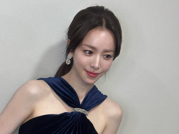 “青龍の女神” ハン・ジミン、魅惑のドレス姿にうっとり…舞台裏ショットも眩しい【PHOTO】