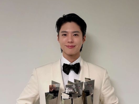 “ケミ職人” パク・ボゴム、「AAA 2025」で5冠達成。女優キム・ユジョンとは“レジェンドカップル”に！